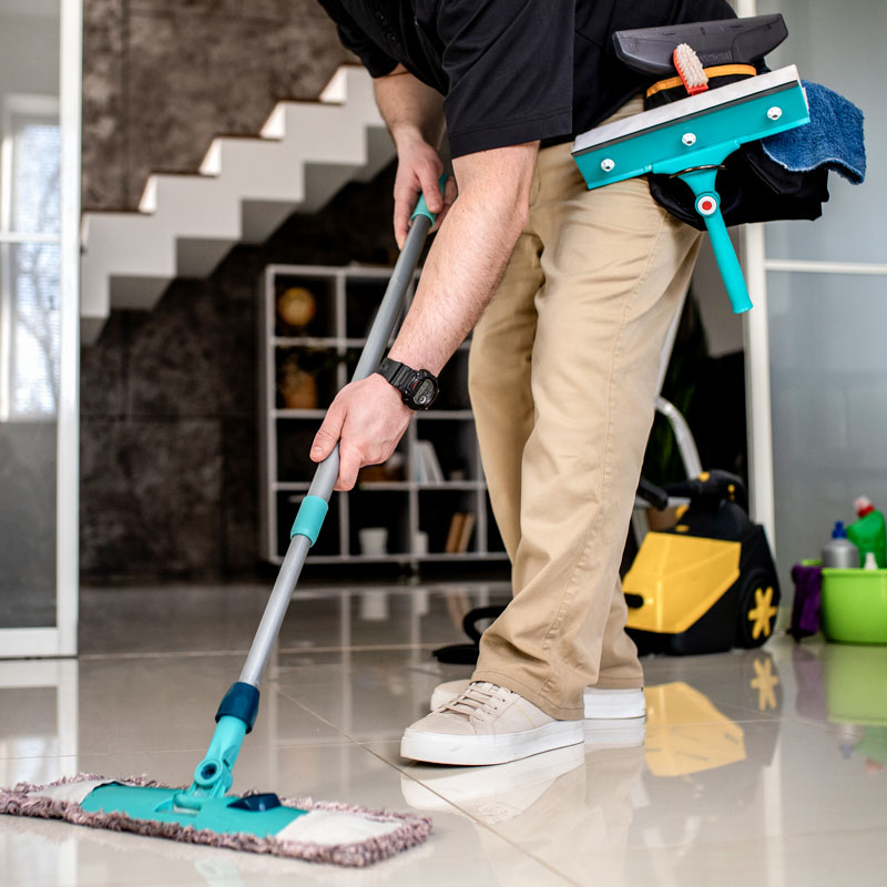 homme-faisant-service-nettoyage-domicile-professionnel